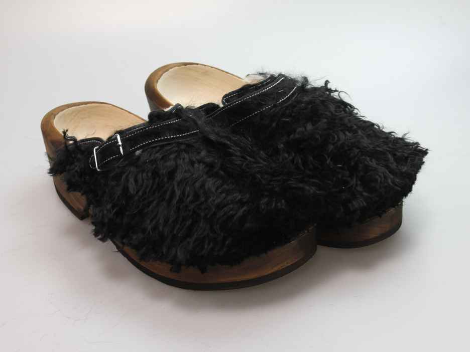 Holzschuh in langem Ziegenfell mit Schaffell