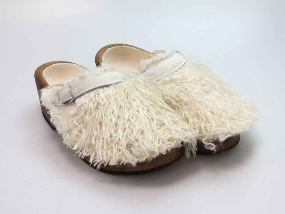 Holzschuh in langem Ziegenfell mit Schaffell