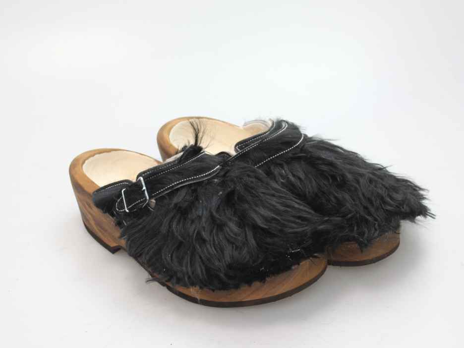Holzschuh in langem Ziegenfell mit Schaffell