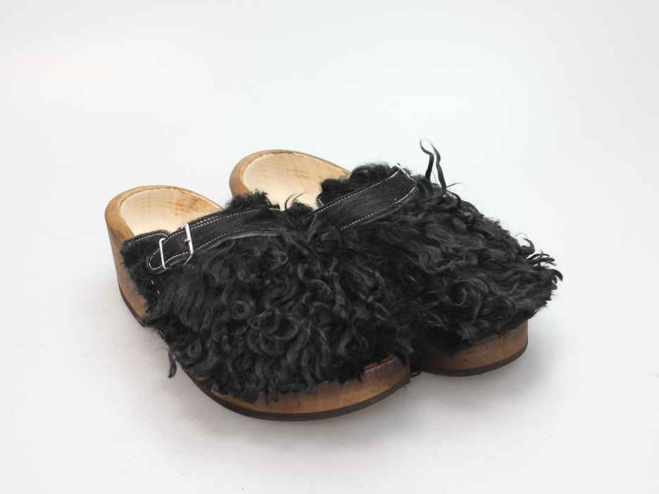 Holzschuh in langem Ziegenfell mit Schaffell