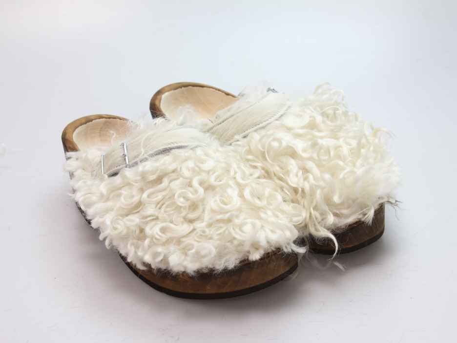 Holzschuh in langem Ziegenfell mit Schaffell
