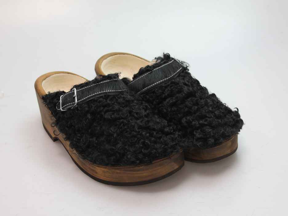 Holzschuh in langem Ziegenfell mit Schaffell