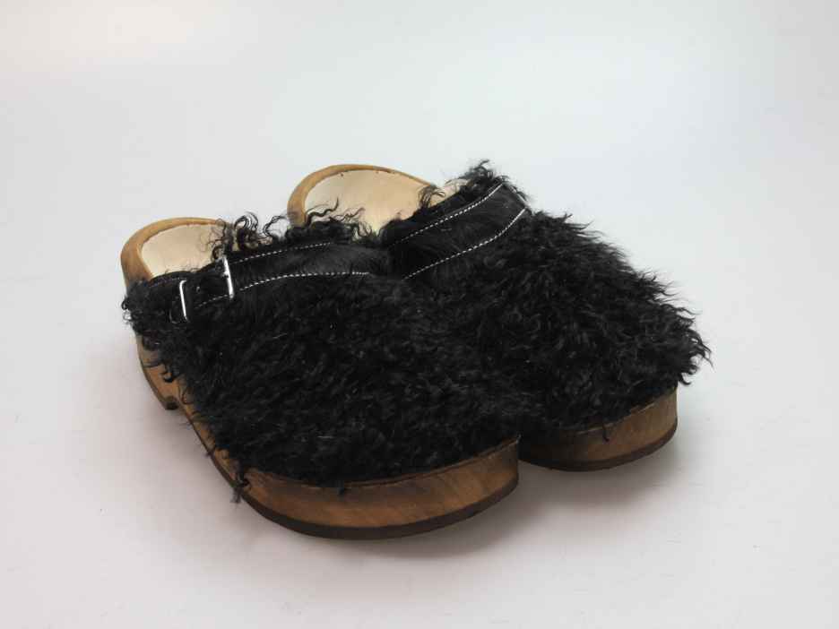 Holzschuh in langem Ziegenfell mit Schaffell