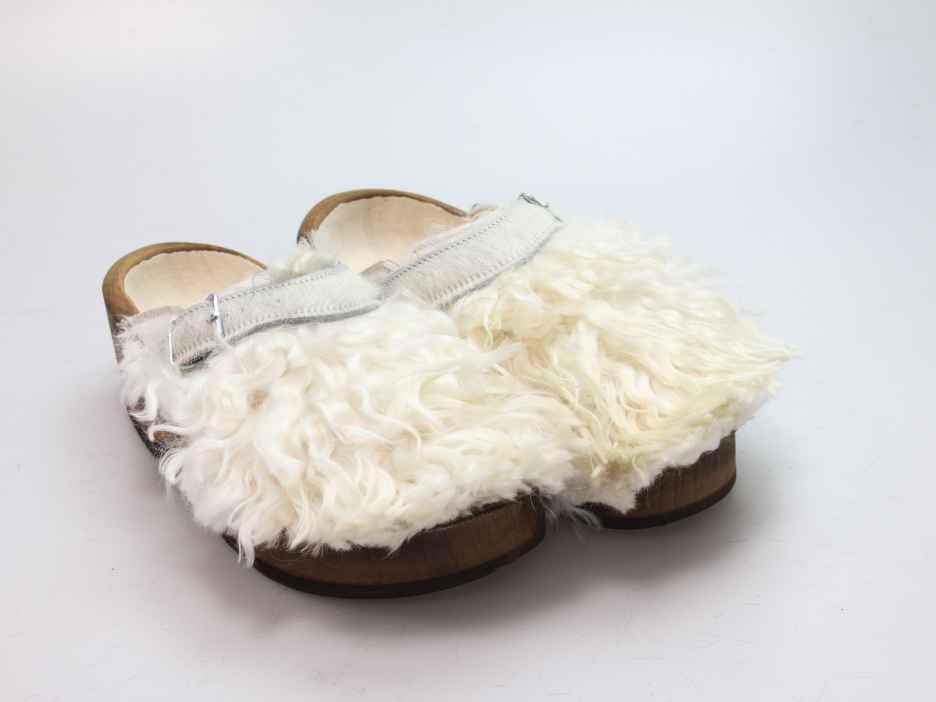 Holzschuh in langem Ziegenfell mit Schaffell
