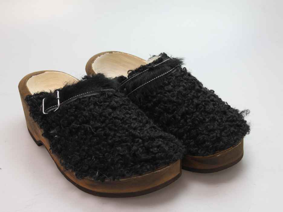 Holzschuh in langem Ziegenfell mit Schaffell