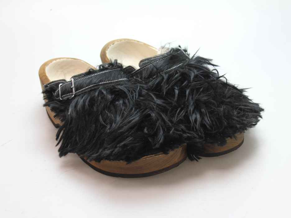 Holzschuh in langem Ziegenfell mit Schaffell