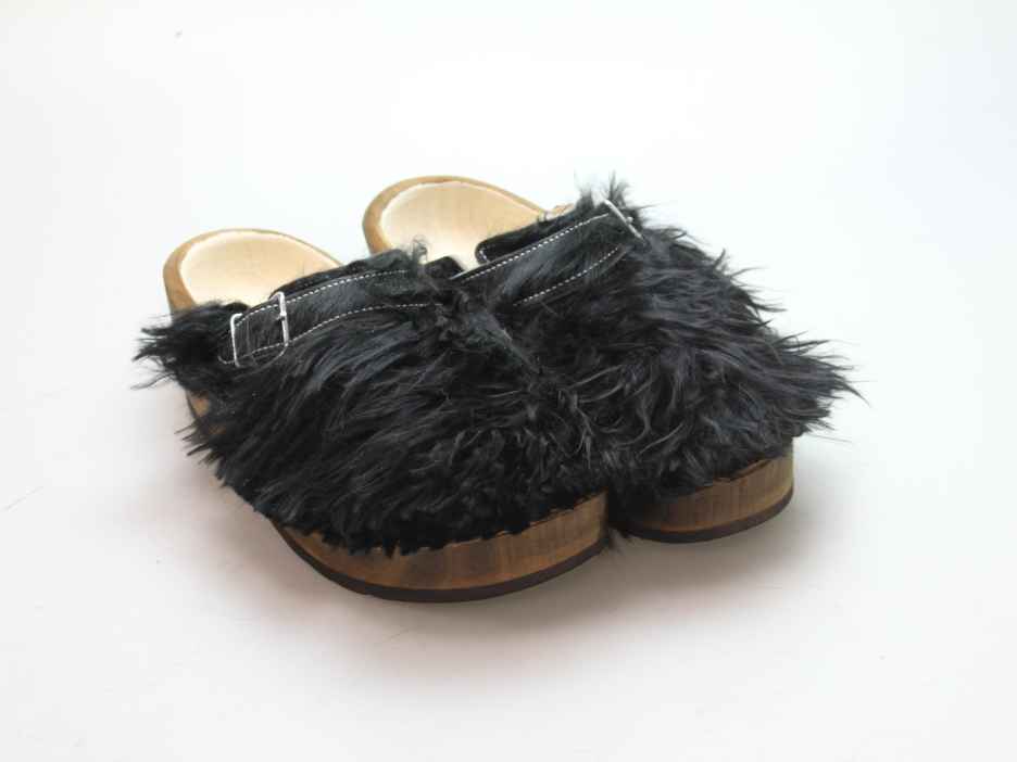 Holzschuh in langem Ziegenfell mit Schaffell