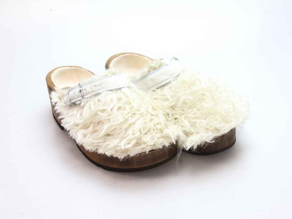 Holzschuh in langem Ziegenfell mit Schaffell