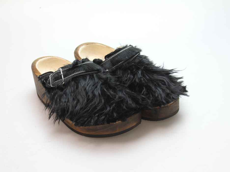 Holzschuh in langem Ziegenfell mit Schaffell