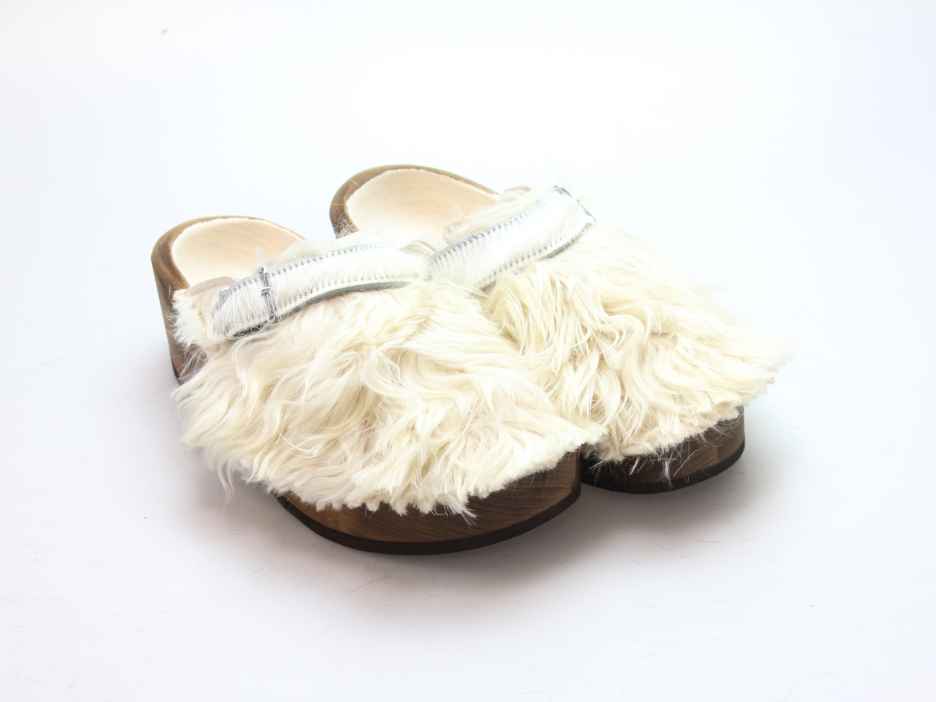 Holzschuh in langem Ziegenfell mit Schaffell