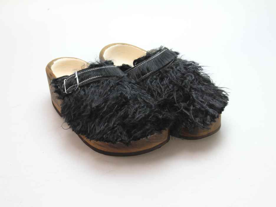 Holzschuh in langem Ziegenfell mit Schaffell