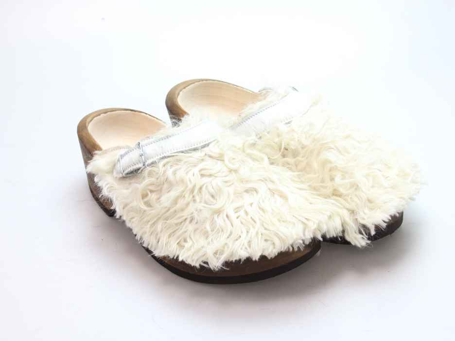 Holzschuh in langem Ziegenfell mit Schaffell
