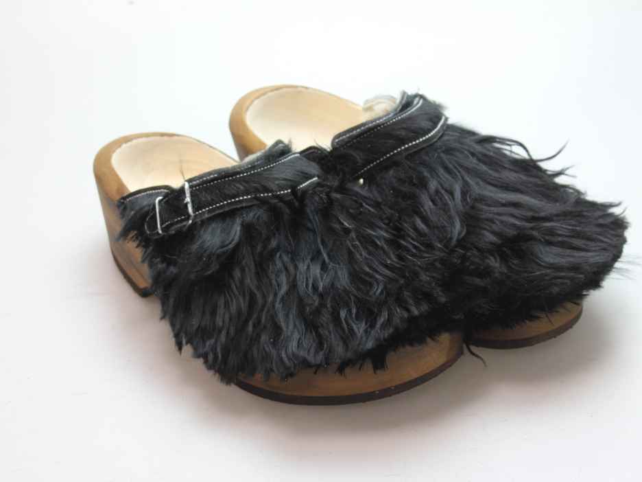 Holzschuh in langem Ziegenfell mit Schaffell