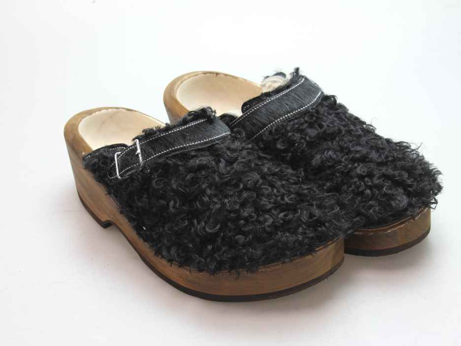 Holzschuh in langem Ziegenfell mit Schaffell