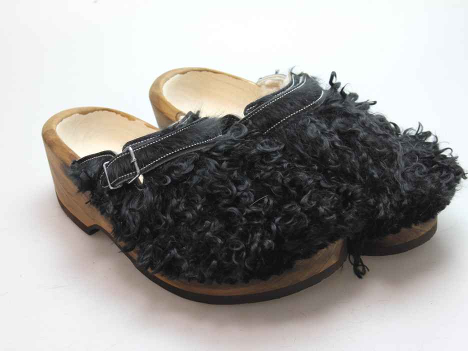 Holzschuh in langem Ziegenfell mit Schaffell