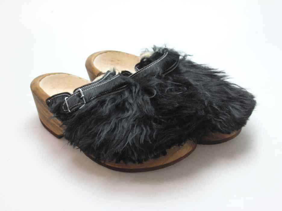 Holzschuh in langem Ziegenfell mit Schaffell