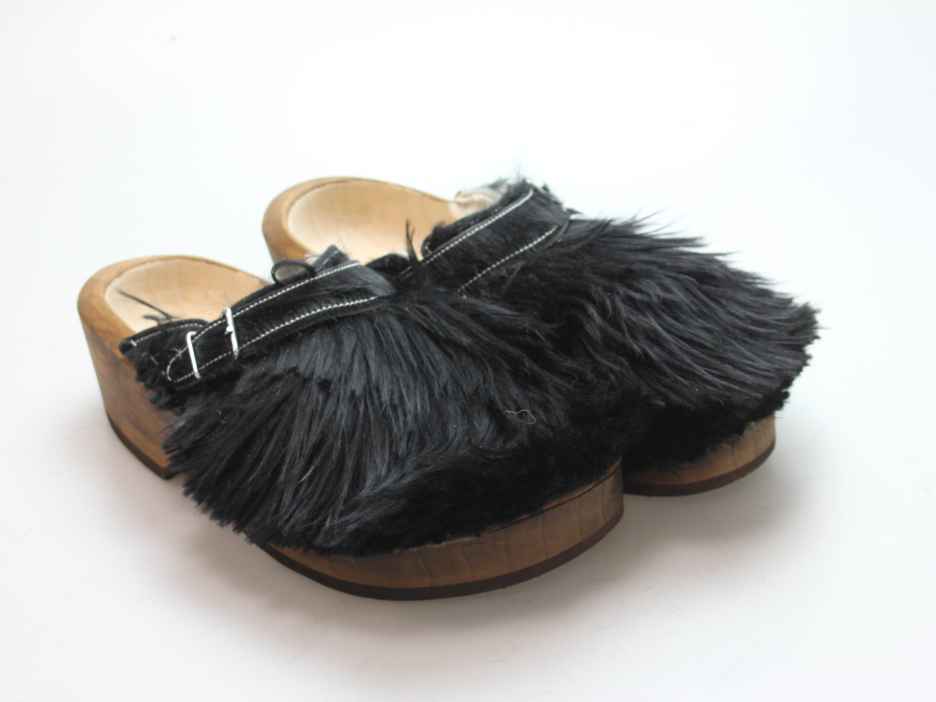 Holzschuh in langem Ziegenfell mit Schaffell