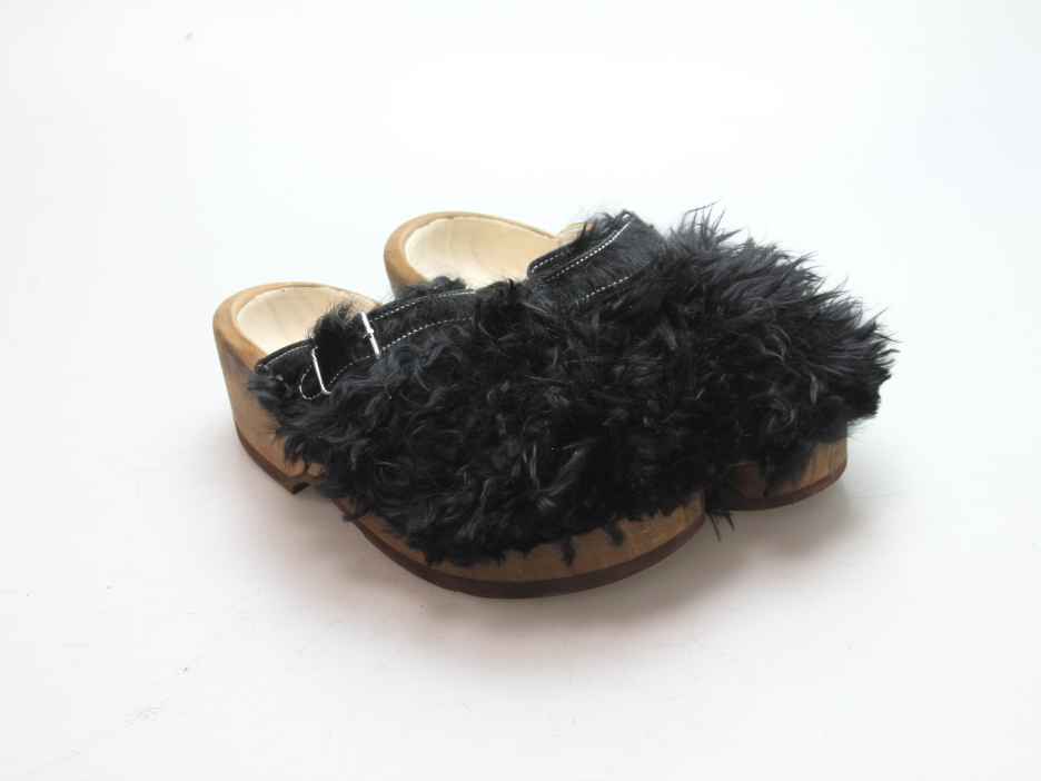 Holzschuh in langem Ziegenfell mit Schaffell