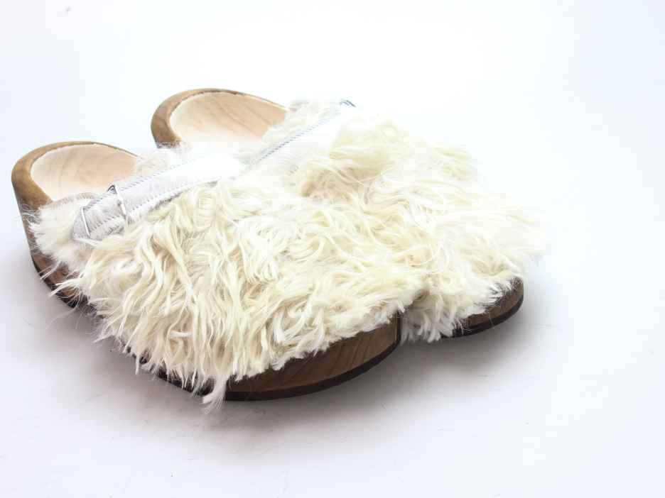 Holzschuh in langem Ziegenfell mit Schaffell