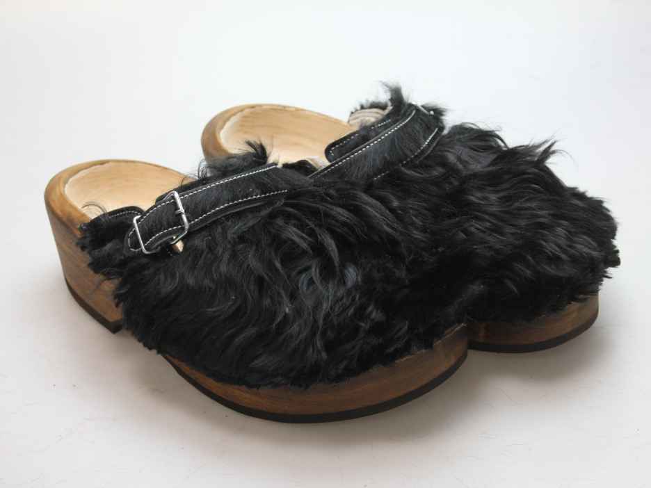 Holzschuh in langem Ziegenfell mit Schaffell