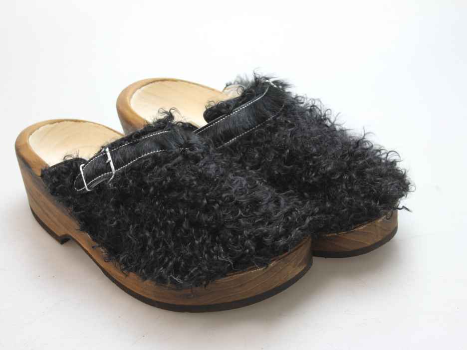 Holzschuh in langem Ziegenfell mit Schaffell
