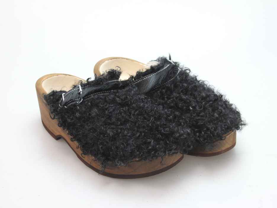 Holzschuh in langem Ziegenfell mit Schaffell