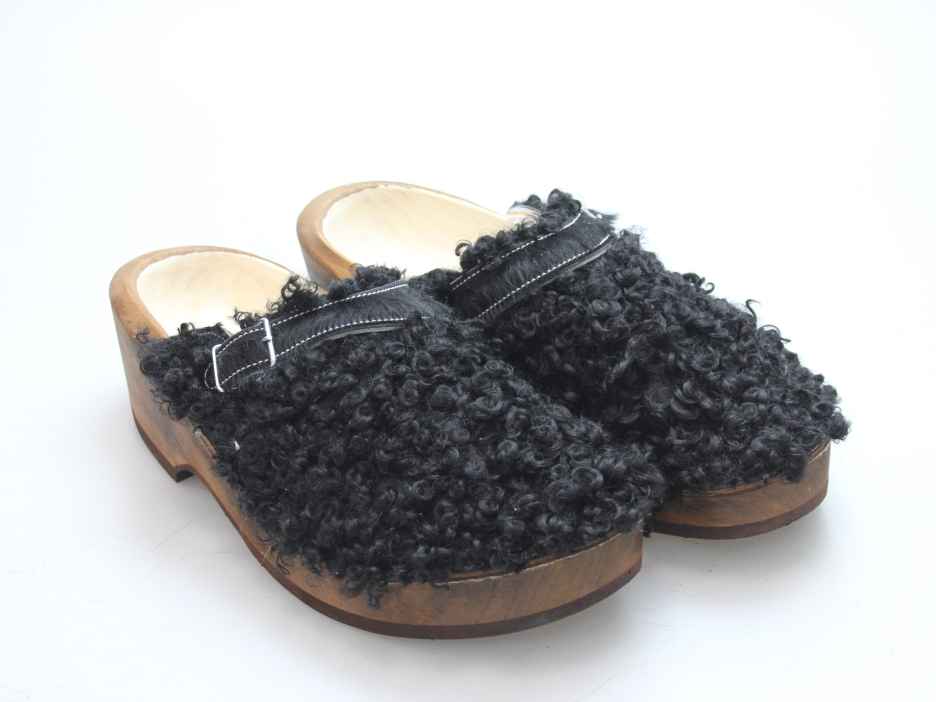 Holzschuh in langem Ziegenfell mit Schaffell