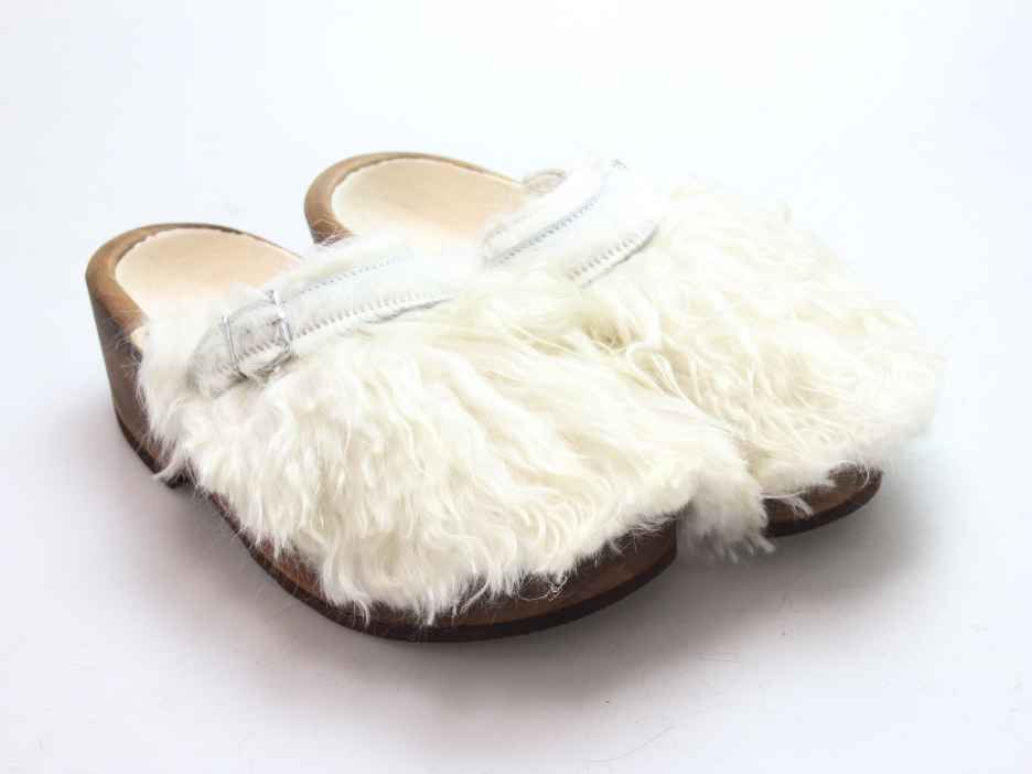 Holzschuh in langem Ziegenfell mit Schaffell