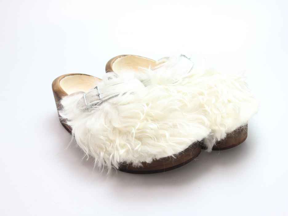 Holzschuh in langem Ziegenfell mit Schaffell