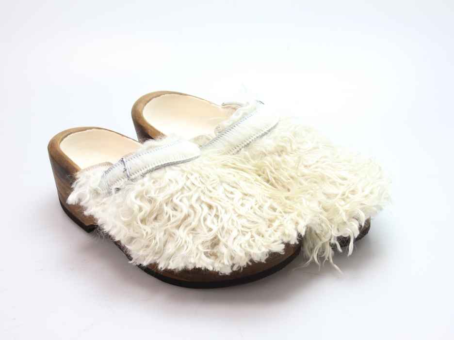 Holzschuh in langem Ziegenfell mit Schaffell