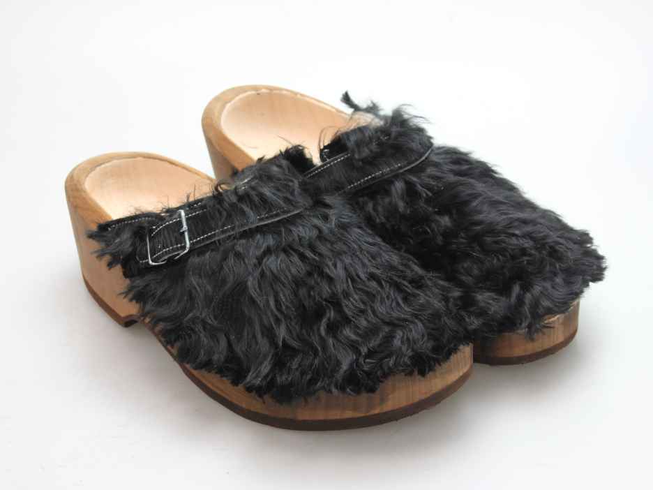 Holzschuh in langem Ziegenfell mit Schaffell