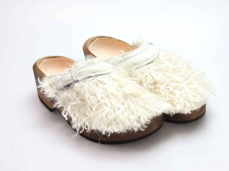 Holzschuh in langem Ziegenfell mit Schaffell