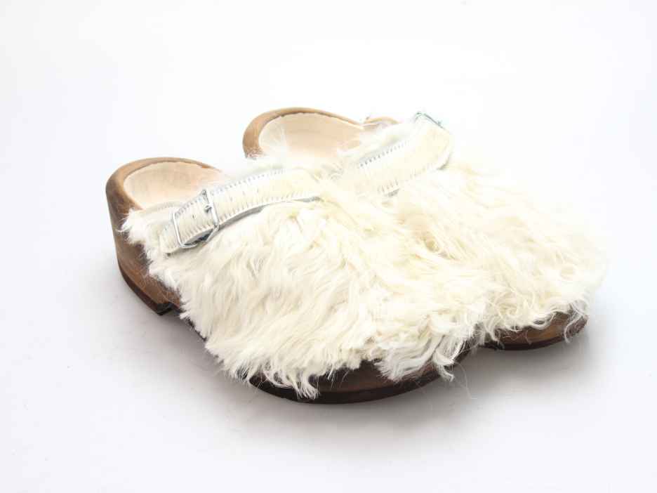 Holzschuh in langem Ziegenfell mit Schaffell