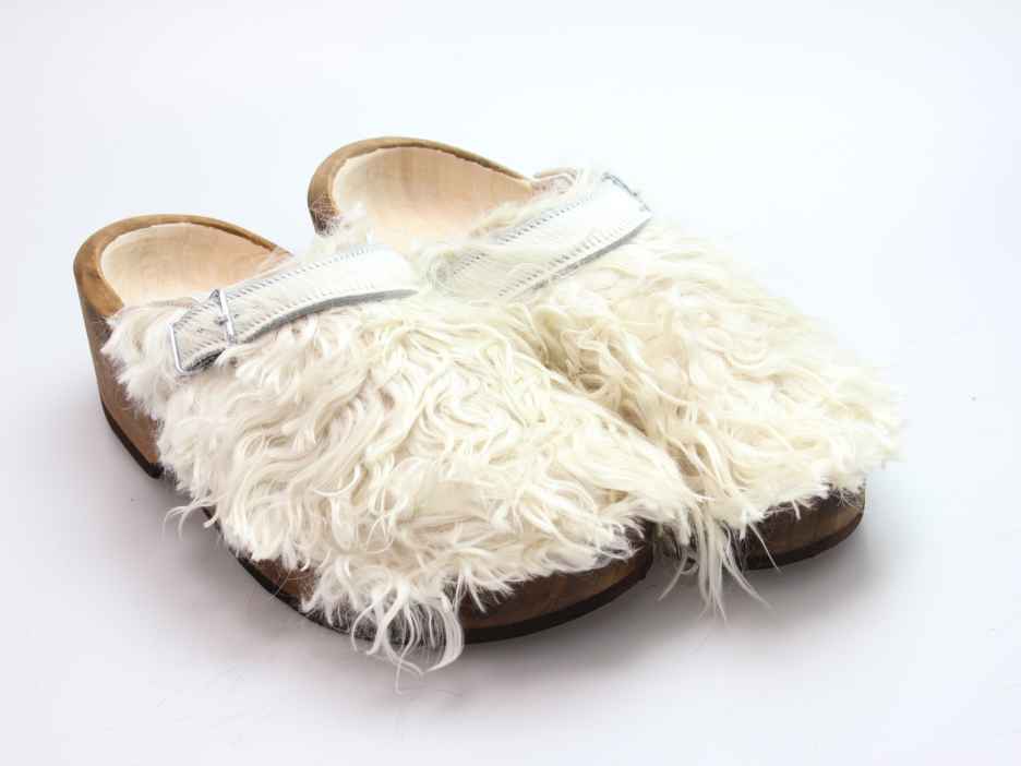 Holzschuh in langem Ziegenfell mit Schaffell