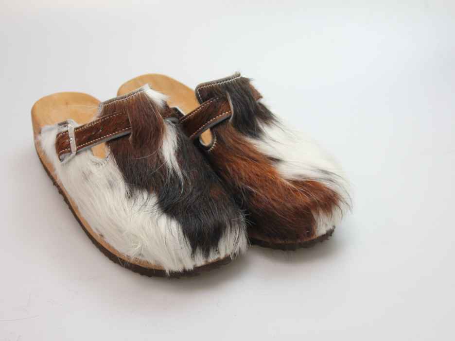 Clogs mit Keilsohle in Fell