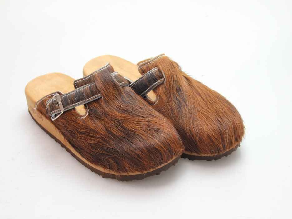 Clogs mit Keilsohle in Fell