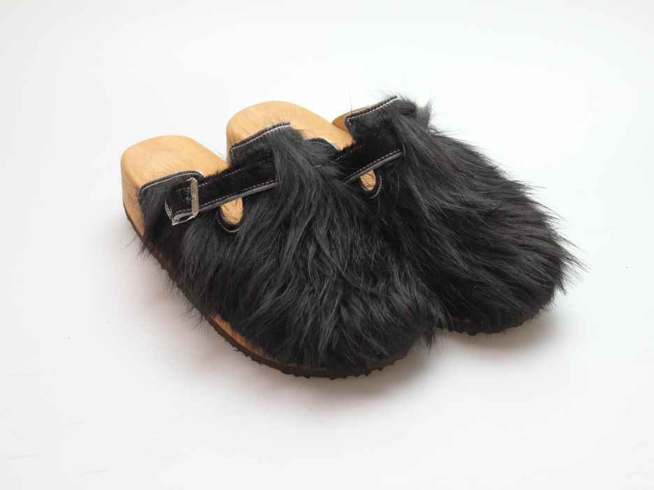 Clogs mit Keilsohle in Fell