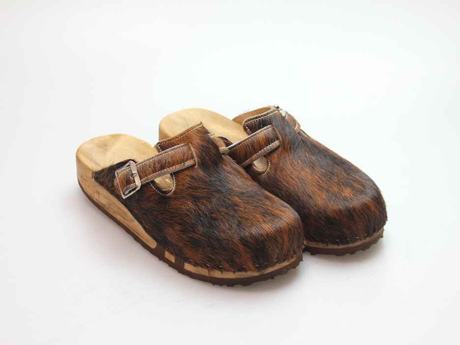 Bewegliche Clogs mit Keilsohle in Fell