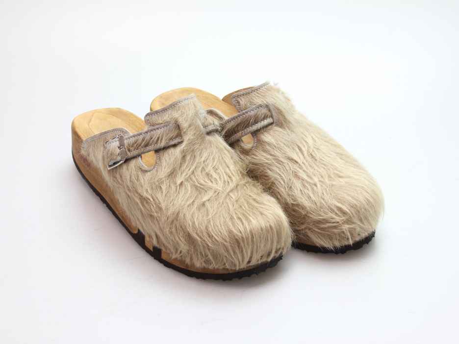 Bewegliche Clogs mit Keilsohle in Fell