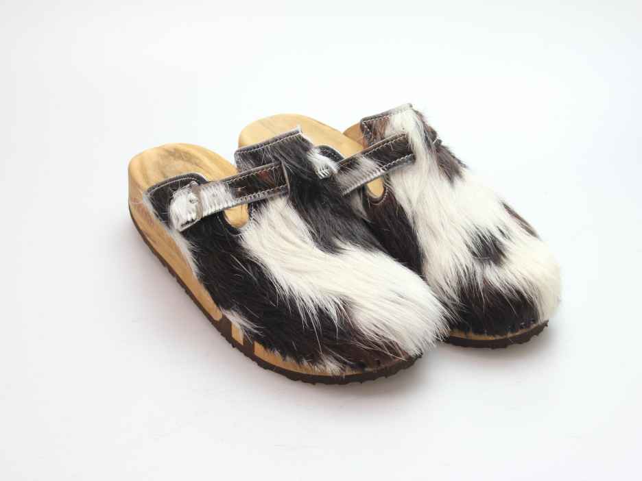 Bewegliche Clogs mit Keilsohle in Fell
