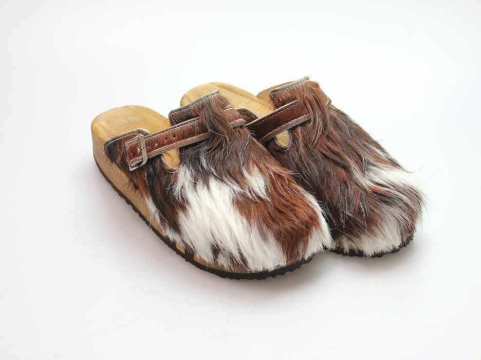 Bewegliche Clogs mit Keilsohle in Fell