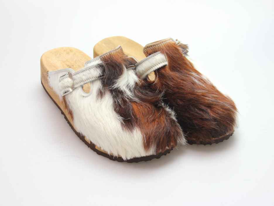 Bewegliche Clogs mit Keilsohle in Fell