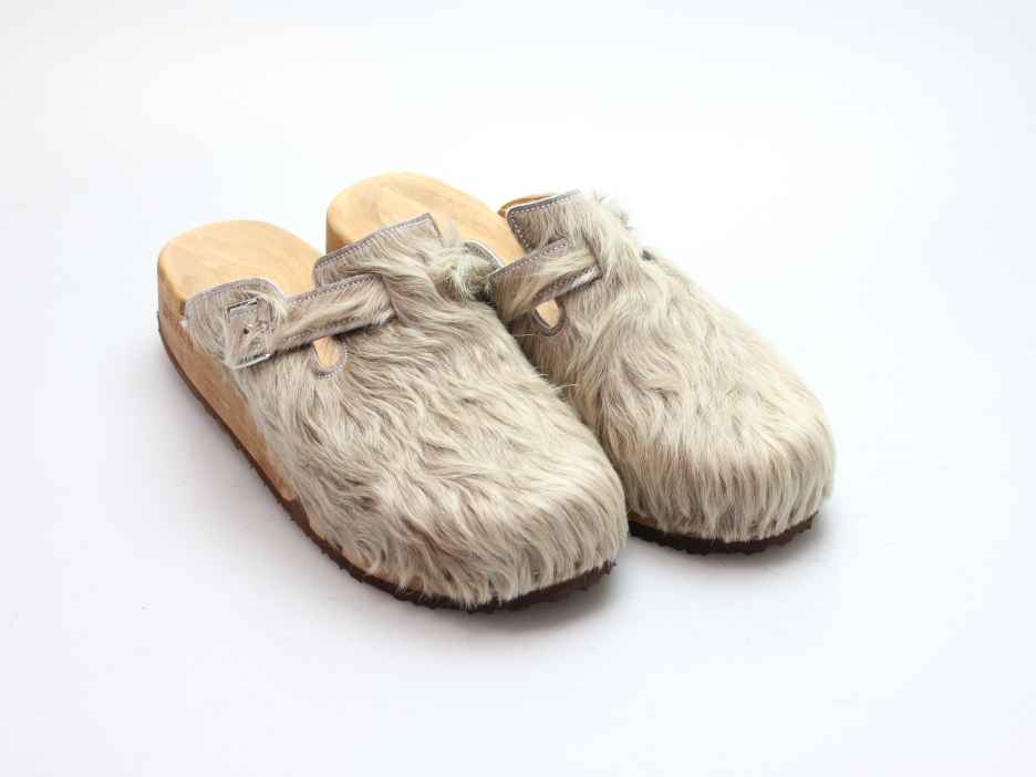 Bewegliche Clogs mit Keilsohle in Fell