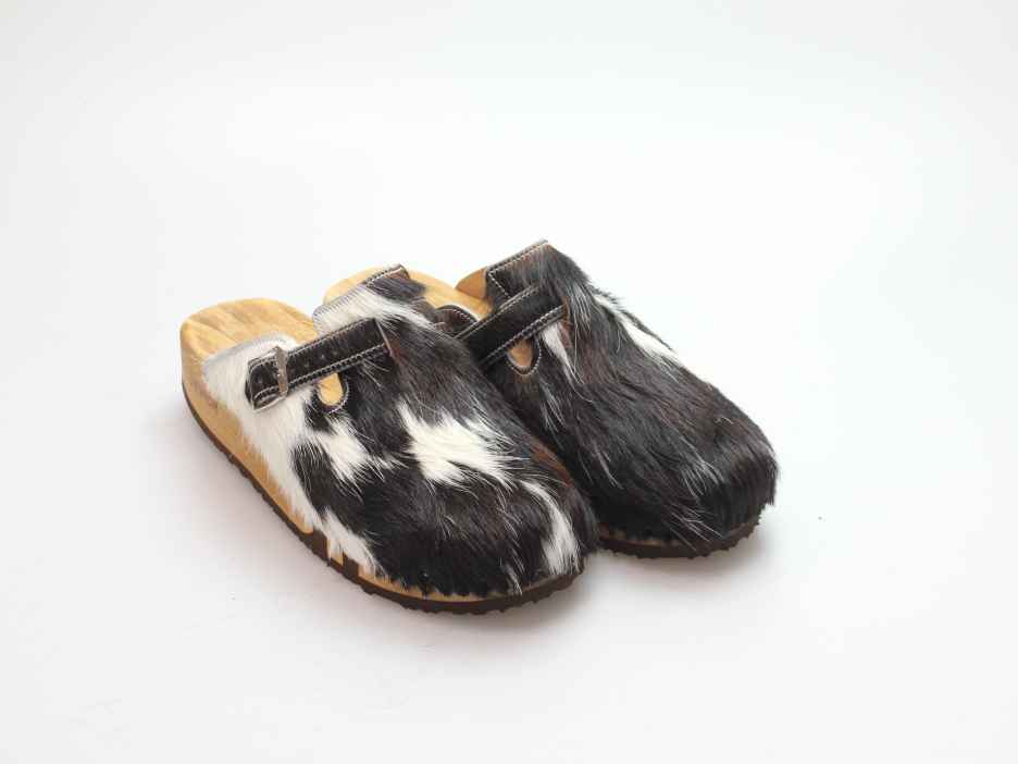Bewegliche Clogs mit Keilsohle in Fell