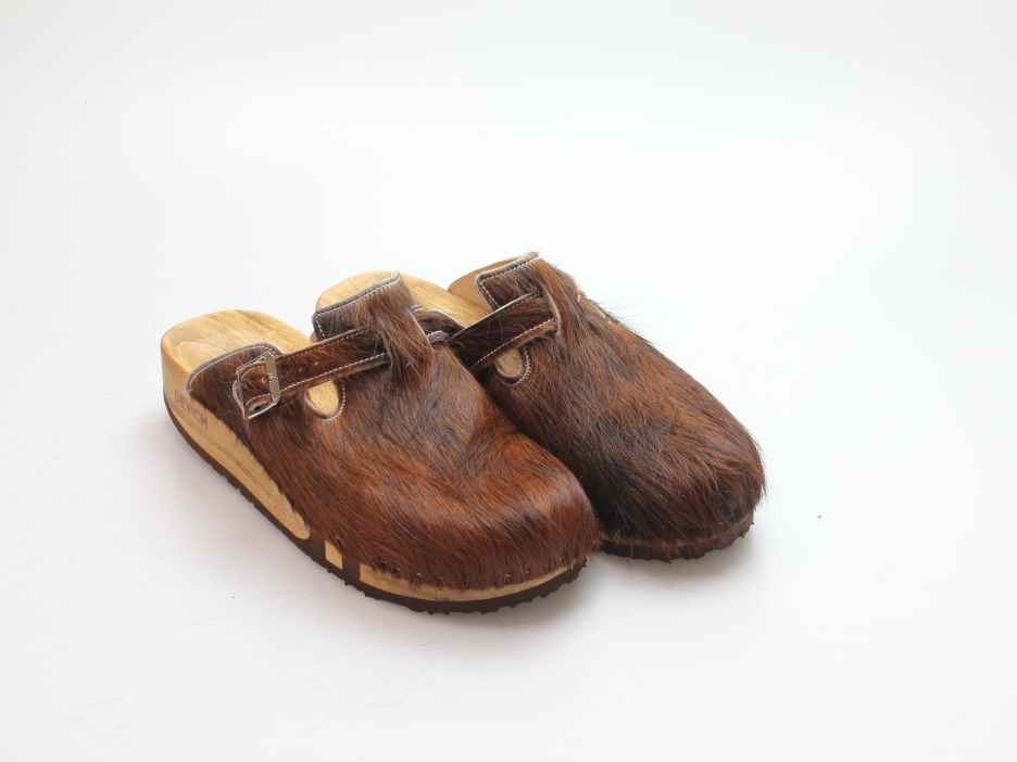 Bewegliche Clogs mit Keilsohle in Fell