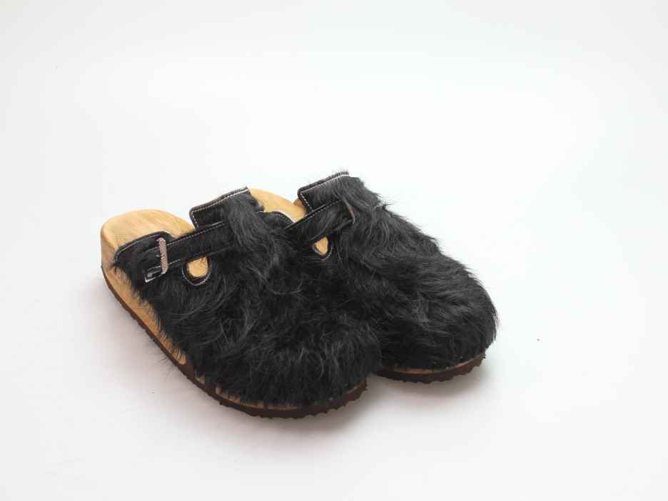 Bewegliche Clogs mit Keilsohle in Fell