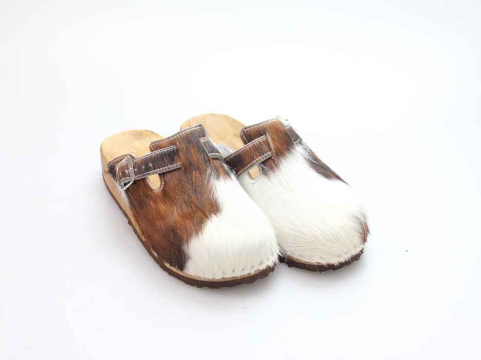 Bewegliche Clogs mit Keilsohle in Fell