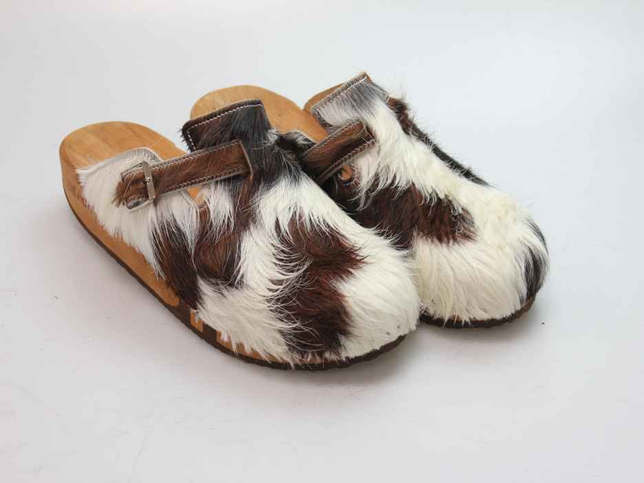 Bewegliche Clogs mit Keilsohle in Fell