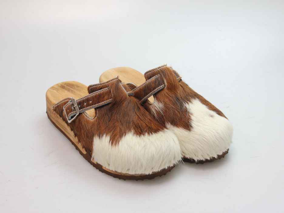Bewegliche Clogs mit Keilsohle in Fell