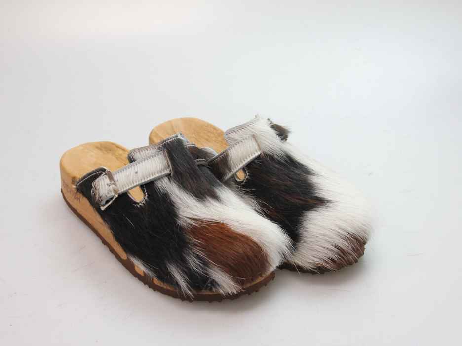Bewegliche Clogs mit Keilsohle in Fell